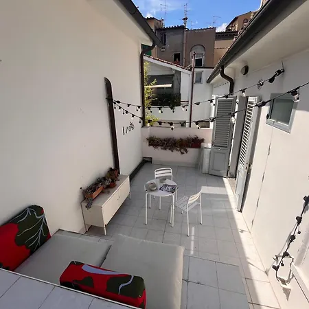 Bright House With Terrace In Santa Croce